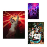 Conjunto de três quadros com figura clássica iluminada a vermelho, grupo a dançar entre luzes violeta e composição floral com gira-discos turquesa, num estilo vintage de ambiente noturno. Disponível em kudeko.com