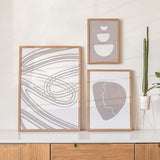 Conjunto de tres cuadros abstractos en tonos beige y blanco con formas geométricas y trazos fluidos kudeko.com