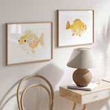 Horizontales Wandbild mit kindlichem Kugelfisch in sanftem Gelb, Beige und Weiß, kleinen dunklen Punkten und zartem Stil für Babyzimmer oder Kinderzimmer. Erhältlich auf kudeko.com