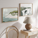 Horizontales Wandbild mit Küstenlandschaft, weißen Klippen, sanft blau grauem Meer, grünen Hügeln, hellen Häusern und Illustrationsstil in weichen Pastelltönen. Erhältlich auf kudeko.com