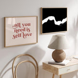 Horizontales Wandbild mit dem Schriftzug all you need is self love, Retro-Typografie in Terrakotta auf hellrosa Hintergrund, klarer Stil mit Textmotiv für Schlafzimmer oder Arbeitsbereich. Erhältlich auf kudeko.com