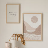 Quadro com paisagem costeira abstrata, sol redondo, colinas em bege rosado, areia clara e linhas onduladas brancas sobre fundo suave, num estilo abstrato equilibrado. Disponível em kudeko.com