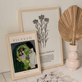 Cuadro con retrato cubista de mujer llorando, rostro anguloso en tonos verdes, negro, crema y lila, composición expresiva de estilo ilustración. Disponible en kudeko.com