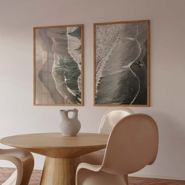 Set aus zwei Wandbildern mit Luftaufnahme von Strand, weißen Wellen über beigem Sand, graugrünem Meer und ruhigem fotografischem Stil. Erhältlich auf kudeko.com