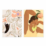 Conjunto de dos cuadros ilustrativos con flores abstractas y figura femenina con fruta tropical. kudeko.com
