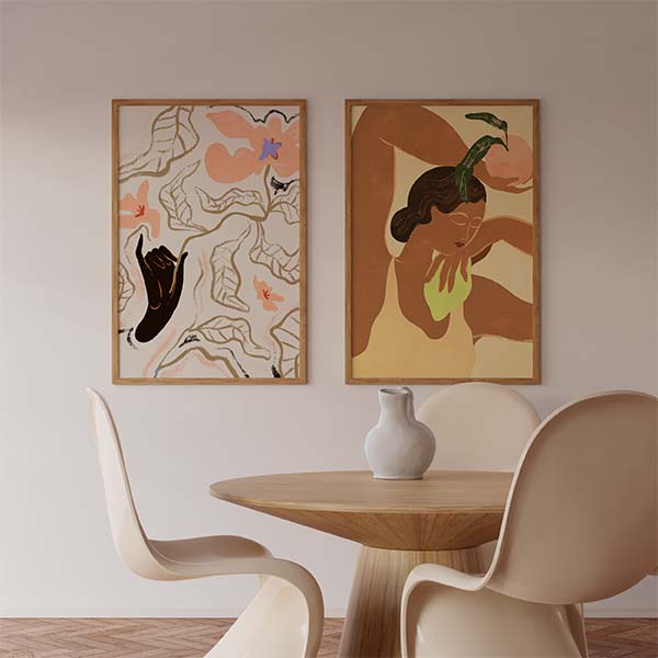 Conjunto de dos cuadros con flores abstractas, hojas sinuosas y figura femenina en tonos guava, arena, terracota, marrón y verde, de estilo ilustración. Disponible en kudeko.com