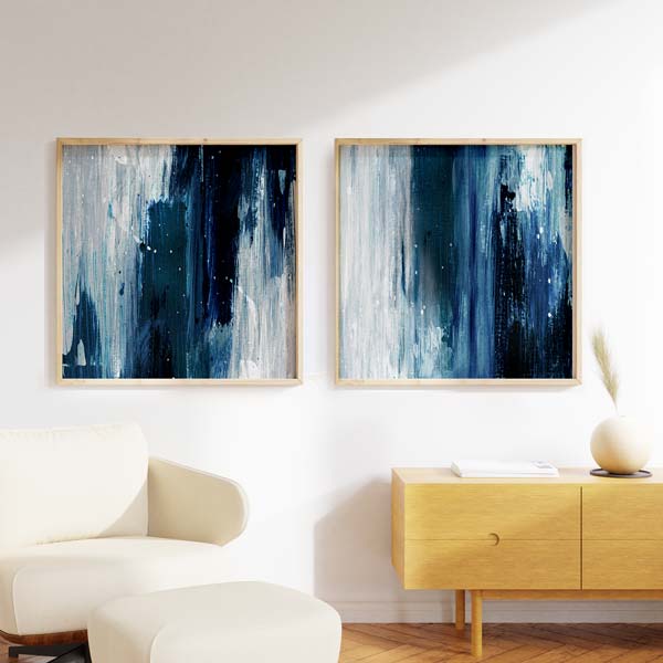 Conjunto de dos cuadros con composición abstracta en tonos azul índigo, blanco, gris y negro, con formas fluidas y contraste elegante de estilo abstracto. Disponible en kudeko.com