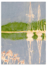 Lámina decorativa sin marco de estilo minimalista y sereno, veleros reflejados en un paisaje costero sereno, modelo Peaceful Sailboat Reflections