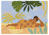 Lámina decorativa sin marco de estilo orgánico y minimalista, mujer descansando en una playa tropical, modelo Lazyday