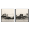 Set aus zwei Wandbildern mit Landschaft aus Bäumen, sanften Hügeln und verschwommenem Gelände in Schwarz, Grau und Beige, im Natur- und Landschaftsstil für eine ruhige Wandgestaltung. Erhältlich auf kudeko.com