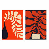Set aus zwei Wandbildern mit stilisierten Pflanzen, großen Blättern in Rot, Creme und Marineblau, botanische Komposition im abstrakten Stil für die Wandgestaltung. Erhältlich auf kudeko.com
