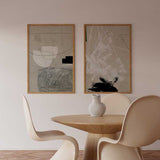 Set aus zwei Wandbildern mit abstrakten Formen in Beige, Weiß, Grau und Schwarz, feinen Linien, strukturiertem Hintergrund und organischen Kompositionen im zeitgenössischen Stil. Erhältlich auf kudeko.com