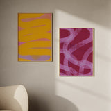 Cuadro abstracto en amarillo y lila con trazos curvos, en marco negro, kudeko.com