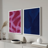 Cuadro abstracto en azul oscuro con formas orgánicas, en marco negro, kudeko.com