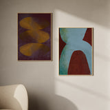 Cuadro abstracto con formas ovaladas doradas sobre fondo granate, en marco negro, kudeko.com