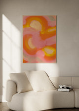 Cuadro abstracto en tonos cálidos con pinceladas en rosa, naranja y amarillo, en marco negro, kudeko.com