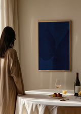 Cuadro abstracto en azul oscuro con formas orgánicas, en marco negro, kudeko.com