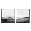 Conjunto de dois quadros com paisagem abstrata em branco, cinzento e preto, horizontes suaves, faixas escuras e estilo abstrato contemporâneo para uma decoração de parede serena. Disponível em kudeko.com