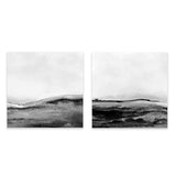 Conjunto de dos cuadros con paisaje abstracto en tonos blanco, gris y negro, horizontes suaves y contraste sutil de estilo abstracto. Disponible en kudeko.com