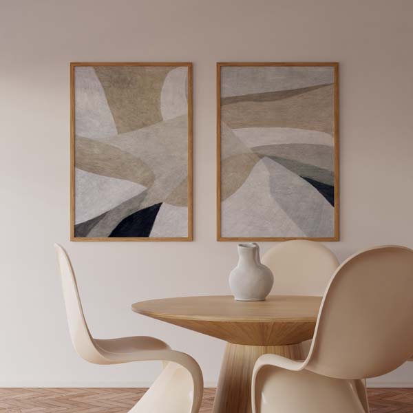 Conjunto de dos cuadros con formas abstractas curvilíneas en beige, blanco roto, gris suave y acentos oscuros, composición serena de estilo abstracto. Disponible en kudeko.com