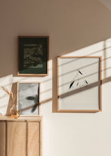 Mural decorativo de tres piezas de estilo minimalista y orgánico, mural sereno de flor, paisaje rural y cigüeñas, modelo Mural I - Tierra y cielo
