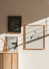 Mural decorativo de tres piezas de estilo minimalista y orgánico, mural sereno de flor, paisaje rural y cigüeñas, modelo Mural I - Tierra y cielo