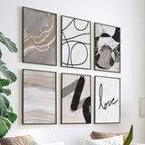 Conjunto de seis cuadros con formas abstractas, líneas negras, texturas beige y grises, composición moderna en tonos neutros y detalle tipográfico love, de estilo abstracto. Disponible en kudeko.com