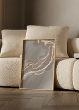 Cuadro abstracto moderno con diseño fluido en tonos beige y gris. kudeko.com
