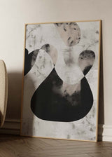 Cuadro abstracto con formas orgánicas en tonos beige, blanco y negro. kudeko.com