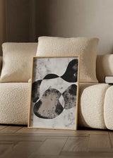 Cuadro abstracto con formas orgánicas en tonos beige, blanco y negro. kudeko.com