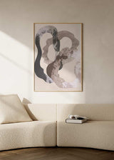 Cuadro abstracto con formas onduladas en tonos beige, gris y marrón. kudeko.com