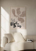 Cuadro minimalista con formas orgánicas en tonos beige y gris. kudeko.com