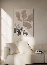 Cuadro minimalista con formas orgánicas en tonos beige y gris. kudeko.com