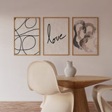 Cuadro minimalista con diseño tipográfico de la palabra "love". kudeko.com