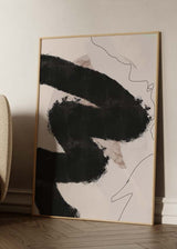 Cuadro con formas abstractas negras sobre fondo beige, acentos rosados suaves y línea orgánica fina en composición moderna de estilo abstracto. Disponible en kudeko.com