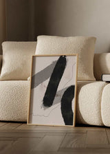 Cuadro con formas abstractas negras, manchas grises suaves, línea irregular fina y fondo beige claro, de estilo abstracto. Disponible en kudeko.com