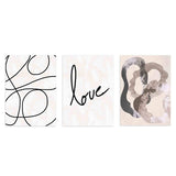 Conjunto de tres cuadros abstractos y tipográficos en tonos neutros, con trazos orgánicos y diseño moderno. kudeko.com