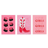 Conjunto de tres cuadros con gatos negros de ojos amarillos y sombreros vaqueros rosas, bota cowboy roja y blanca con corazones, tipografía rosa, de estilo pop art. Disponible en kudeko.com