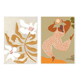 Conjunto de dos cuadros con flor blanca de hojas ocres y figura femenina en movimiento, en tonos beige, terracota, blanco y verde oliva, de estilo ilustración. Disponible en kudeko.com