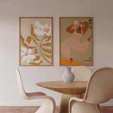 Conjunto de dos cuadros con flor blanca de hojas ocres y figura femenina en movimiento, en tonos beige, terracota, blanco y verde oliva, de estilo ilustración. Disponible en kudeko.com