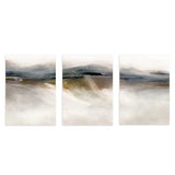 Set aus drei Wandbildern mit abstrakter Landschaft und nebligem Horizont in Beige, Grau, Off-White und sanftem Schwarz, fließende Komposition im abstrakten Stil für ruhige Wandgestaltung. Erhältlich auf kudeko.com