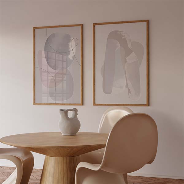 Set aus zwei Wandbildern mit organischen abstrakten Formen, feinen geschwungenen Linien, sanften Transparenzen sowie Beige, Perlgrau, Altrosa und Weiß in einem zeitgenössischen abstrakten Stil. Erhältlich auf kudeko.com