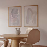 Conjunto de dos cuadros con formas abstractas orgánicas, líneas curvas finas, transparencias suaves y tonos beige, gris perla, rosa empolvado y blanco, de estilo abstracto. Disponible en kudeko.com