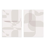 Set aus zwei Wandbildern mit abstrakten geschwungenen und rechteckigen Formen in Beige, Sand, Hellgrau und Off-White, im ausgewogenen geometrischen Stil für moderne Räume. Erhältlich auf kudeko.com