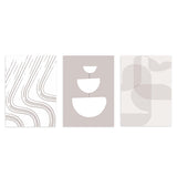 Conjunto de tres cuadros con líneas curvas orgánicas, formas semicirculares superpuestas y composición abstracta en tonos beige, topo, arena y blanco, de estilo minimalista. Disponible en kudeko.com
