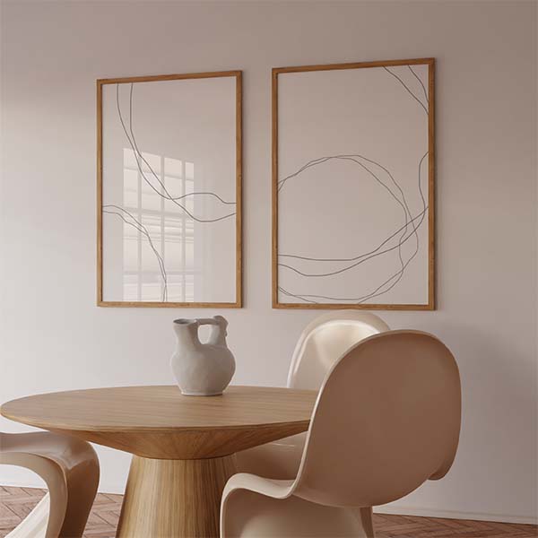 Set aus zwei Wandbildern mit feinen organischen Linien in sanftem Grau auf weißem Hintergrund, klare ausgewogene Komposition im minimalistischen Stil für moderne Räume. Erhältlich auf kudeko.com