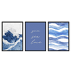 Conjunto de tres cuadros con ola marina en azul y blanco, composición de líneas onduladas y frase Sun Sea Love sobre fondo azul, de estilo con frases. Disponible en kudeko.com
