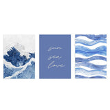 Conjunto de tres cuadros con ola marina en azul y blanco, composición de líneas onduladas y frase Sun Sea Love sobre fondo azul, de estilo con frases. Disponible en kudeko.com