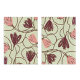 Ensemble de deux tableaux avec fleurs stylisées en rose poudré et bordeaux, tiges ondulées, fond vert doux et composition florale au style épuré et organique. Disponible sur kudeko.com