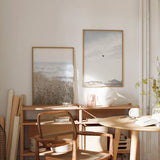 Quadro minimalista com uma ave a voar sobre o céu, ideal para uma decoração serena e elegante. Disponível em kudeko.com